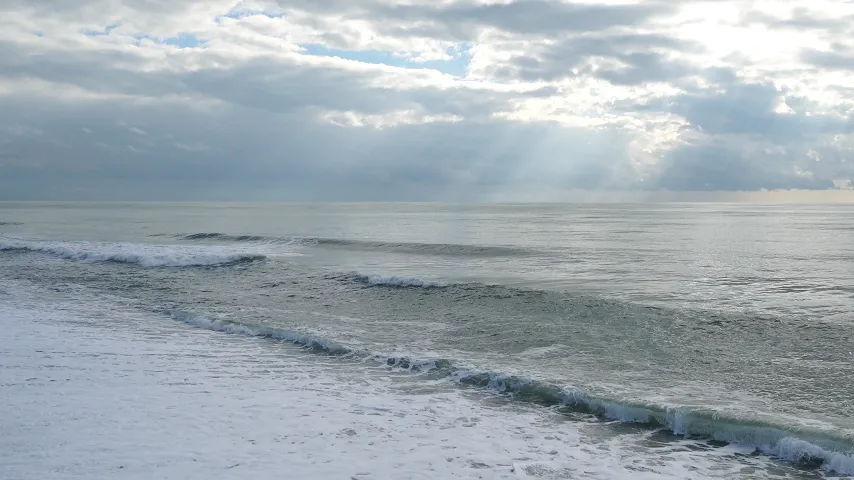 Before and after comparison showing preserved video quality after object removal