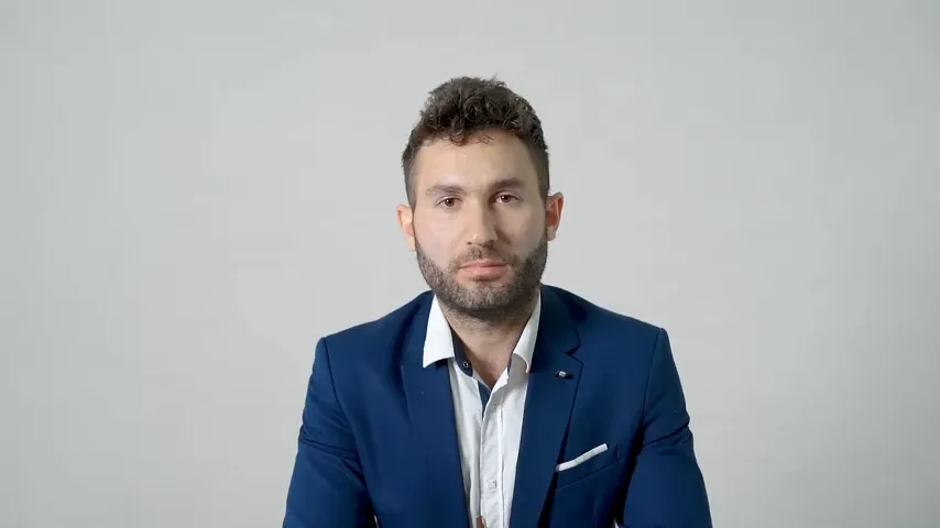 Side by side comparison of transparent background export and custom background replacement options